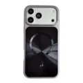 Vista detallada de la funda magnética con anillo de metal cepillado y marco plateado elegante. - Para iPhone 17 / Negro