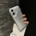 Detalle de funda para teléfono texturizada plateada con acabado arrugado y cámara. - Compatible con iPhone 17 Pro Max / Plateado