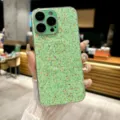 Détail de coque de téléphone à paillettes vertes avec texture brillante et contour galvanisé. - iPhone16 / Vert Fluorescent Magnétique Paillettes Unies