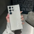 Primer plano detallado de la funda de teléfono con lentejuelas láser y patrón de rombos. - Cobertura Completa (Para Samsung S23) / Blanco