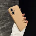 Detalle de funda de teléfono de cuero texturizado, elegante color camello, protección prémium. - Compatible con iPhone 17 Pro Max / Caqui