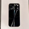 Vista detallada de primer plano de funda protectora negra con textura CD y protector de cámara. - 18 Pro Max / Negro Obsidiana