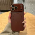 Mat zwarte magnetische telefoonhoes met camerabescherming en ring, bruine afwerking. - Bordeauxrood
