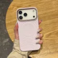 Vista detallada de la funda magnética de silicona líquida con marco de cámara de estrás. - Kd corrugated liquid magnetic suction large hole purple / 13pro