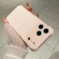 Gedetailleerd overzicht van roze telefoonhoesje met huidachtige textuur en precieze uitsparingen. - Roze