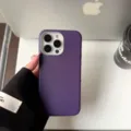 Leren textuur telefoonhoesje detail weergave compatibel met iPhone, stijlvolle matte hoes. - 13pro / Donkerpaars