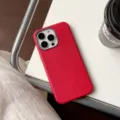 Gedetailleerd uitzicht van de rode lederen textuur telefoonhoes met nauwkeurige camerauitsnijdingen. - Rood