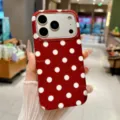 Rood wit polka dot telefoonhoesje detail opname compatibel iPhone 17 Pro Max bescherming - Rood met witte stippen