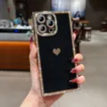 Nahaufnahme der galvanisierten Strass-Handyhülle mit quadratischem Rand und Herzmuster. - Für iPhone17 / Graphitschwarz Mit Herz