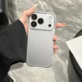 Matte telefoonhoes detailshot met groot vensterontwerp, compatibel met Apple serie. - Zilver