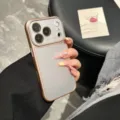 Matte vorstachtige telefoonhoes met groot cameravenster en metalen rand voor de iPhone, top. - Roze