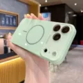 Detalle de funda magnética verde claro con ventana de protección de cámara y acabado brillante. - Verde matcha