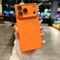 Vista dettagliata della cover per telefono MagSafe quadrata in silicone arancione vivace. - Arancione