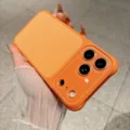 Oranje siliconen telefoonhoesje detail met groot camerafenster en gladde huidvriendelijke afwerking. - Oranje
