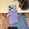 Vista de detalle de la bonita funda de teléfono morada con lunares y orejas de gato. - iPhone 12 Pro / Púrpura