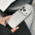 Gedetailleerd overzicht van matte hoesje met grote camerabescherming voor iPhone. - Grijs