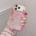 Detailopname van het roze glinsterende hoesje met schattig bloemenpatroon en glanzende accenten. - Zilverfolie Roze Bloemen / Voor iPhone 15