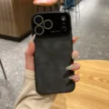 Detalle de primer plano de la funda de teléfono con textura de cuero vintage y protección de cámara. - 14promax / Negro