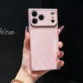 Vue détaillée de la coque de téléphone carrée rose texturée plume avec grande fenêtre. - Rose / iPhone17