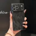 Vue détaillée d'une coque de téléphone carrée texturée effet plume avec grand module. - Noir / iPhone17