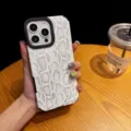 Vue détaillée de coque de téléphone en motif peau de serpent, pour iPhone 16 Pro Max. - Sans Dragonne / iPhone 16 / Blanc Argenté