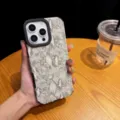 Vue détaillée de coque de téléphone magnétique en motif serpent, texture premium et découpes - Sans Dragonne / iPhone 16 / Blanc Vintage