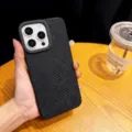 Vue détaillée de la coque de téléphone magnétique texture peau de serpent élégante. - Sans Dragonne / iPhone 16 / Noir
