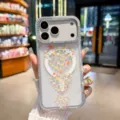 Dettaglio della custodia magnetica trasparente con bordi in strass, motivo floreale e fotocamera. - Ondulazione Floreale Cuore