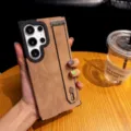 Detalle de funda de teléfono de ante retro, diseño de soporte de pulsera Samsung. - Galaxy S25 / Caqui (Con Correa)