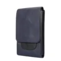 Vue détaillée de l'étui de téléphone vertical en cuir bleu foncé avec fermeture magnétique. - M / Bleu foncé