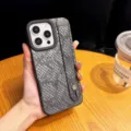 Coque iPhone motif peau de serpent avec lanière magnétique et support de béquille en métal. - Style Bracelet / iPhone 16 / Gris