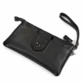 Vue de detail du sac clutch en cuir noir avec une dragonne pratique et une fermeture eclair. - Noir / 6.4 Pouces