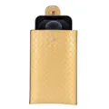 Vista dettagliata della custodia per cellulare in pelle intrecciata gialla con bottone. - Giallo