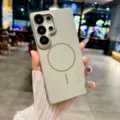 Detailopname van het huidvriendelijke magnetische hoesje met C-uitsparing en textuur. - Titanium Grijs
