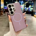 Detail van de matte, huidvriendelijke magnetische telefoonhoes met precieze camerabescherming. - Paars