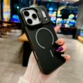 Vue detaille de la coque de telephone en silicone magnetique noire avec support. - iPhone17 / Noir Jazz