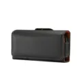 Vue détaillée de l'étui de téléphone en cuir grain litchi noir avec passant de ceinture. - Téléphone Senior 2,2cm Épaisseur / Noir