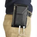 Zwarte kunstlederen heuptas telefoonhouder met ritsvak en openingen voor USB kabels. - 12*19.5cm / Zwart