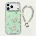 Nahaufnahme der glitzernden Strass-Schmetterling-Handy hülle mit passender Perlenkordel. - iPhone17 / Glitzerndes Hellgrün mit Schmetterlingen und Armband