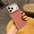 Vista detallada de la funda de teléfono con purpurina y marco de cámara con pedrería fina. - iPhone 12 / Marrón