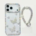 Detailansicht der klaren Strass Schmetterling Handyhülle und passenden Perlen Handschlaufe. - iPhone17 / Glitzernd Transparent + Schmetterlinge + Armband