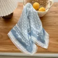 Pañuelo triangular vintage de encaje azul, elegante variante de pañuelo para la cabeza. - G Cuadrícula Azul y Blanco