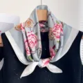 Elegante pañuelo de seda azul con estampado floral rosa y cadena para mujer en primavera. - Cuadrado Grande / Camelia de Cadena Azul Claro