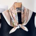 Elegante pañuelo cuadrado de seda rosa con patrón floral y cadenas para mujer moda primavera. - Cuadrado Grande / Camelia de Cadena Caqui
