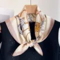 Elegante pañuelo de seda para mujer con estampado de cadena y flores, ideal para primavera. - Cuadrado Grande / Camelia de Cadena Beige