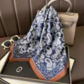 Pañuelo cuadrado de seda con estampado paisley azul y borde marrón accesorio elegante - Patrón de Cachemir