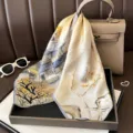Pañuelo de seda cuadrado para mujer estilo chino estampado artístico amarillo otoño - Ciudad antigua de Jiangnan