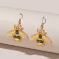 Nahaufnahme Detail von Vintage Stil Gold Legierung Harz Biene Ohrringe fuer Damen. - Schwarz und Gelb Gestreifte Biene (AMY269Y)