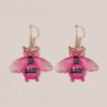 Detailansicht trendy rosa Emaillierte Biene Ohrringe mit Goldrand und elegantem Haken. - Rosa Biene (AMY269)
