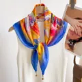Pañuelo cuadrado de seda con pintura al óleo colorida para mujer, elegante y ligero. - Agua y Cielo Unidos